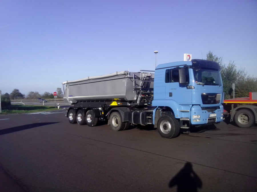 Ciągnik siodłowy MAN TGS 18.440 4x4 z naczepą Schmitz